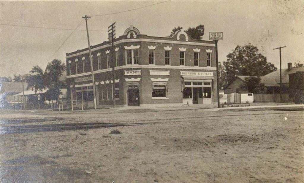 Building at 101 West Pine St, Ponchatoula. Year Built 1900–1903